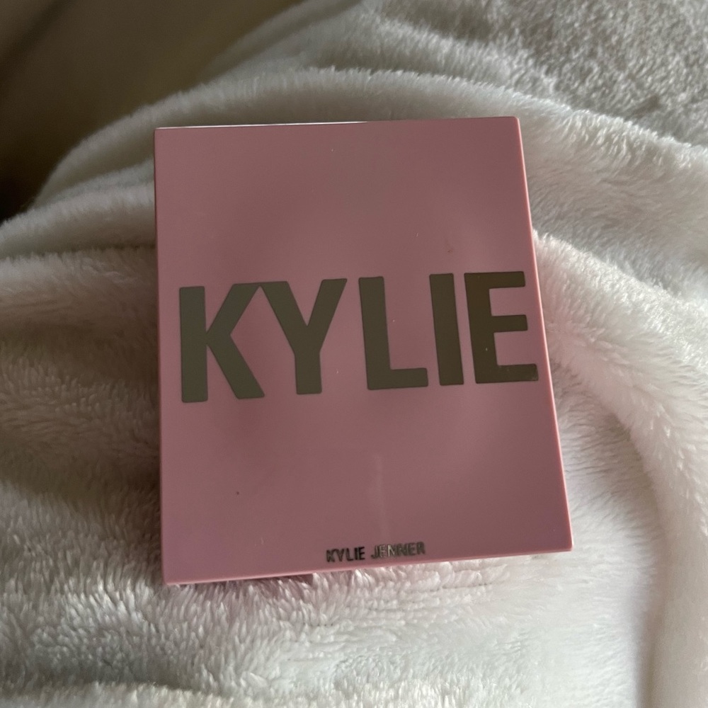 Kylie “Quartz” Pressed Illuminating Powder